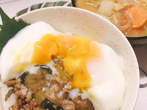 茄子のオイスターソース炒め丼ぶり温玉のせ